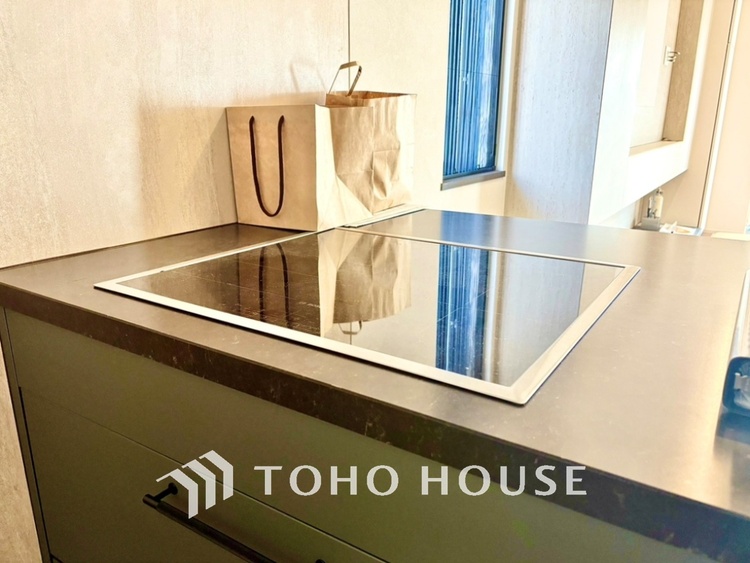 キッチン 可能な限り余計なものを省いた3口コンロ。美しさと機能性を兼ね備えたスタイルはきっと何年もあなたの味方です。