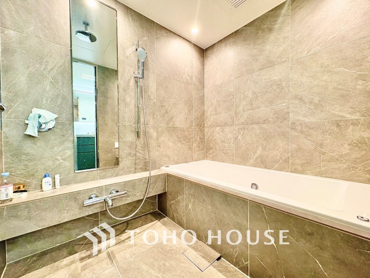 風呂 光に照らし出されたバスルーム。適度な湿度と静かに揺れる眼前の水面。広い浴槽にゆっくりと身を沈め深く瞑想をすれば、明日への新たな活力が膨らんでくる。