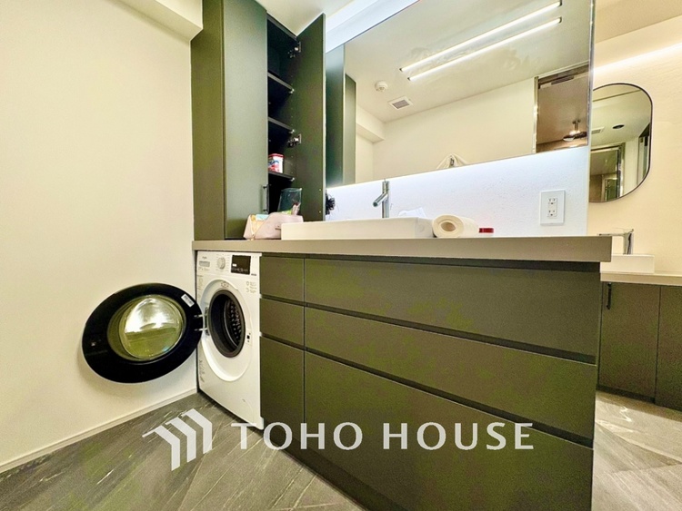 洗面 【Wash basin】十分な大きさの洗面台は収納力大。身だしなみチェックや歯磨きなど、朝の慌ただしい時間でも余裕とゆとりを感じられる。