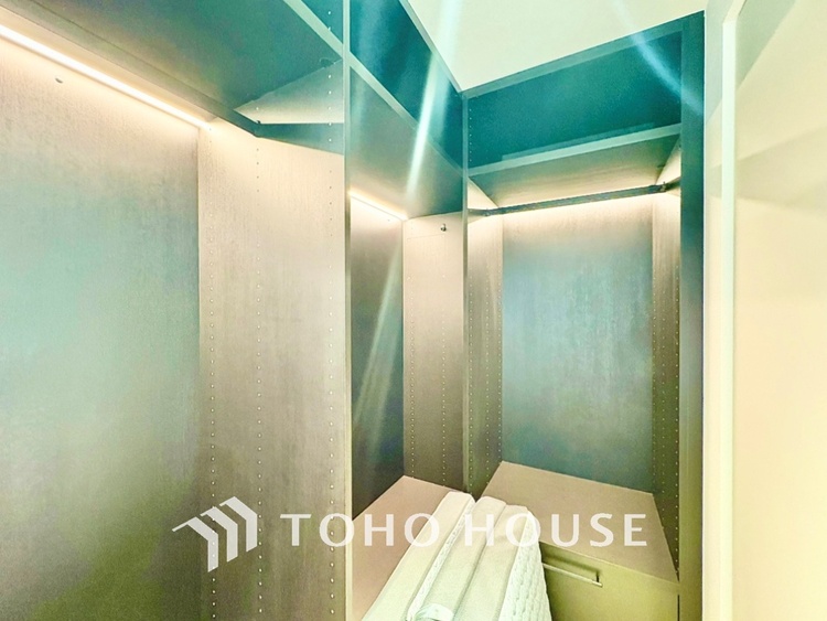 収納 壁一面の収納は、すっきりとした空間をもたらす。清潔感のあるスペースは「ただいま」の瞬間からくつろぎのスイッチを入れる。