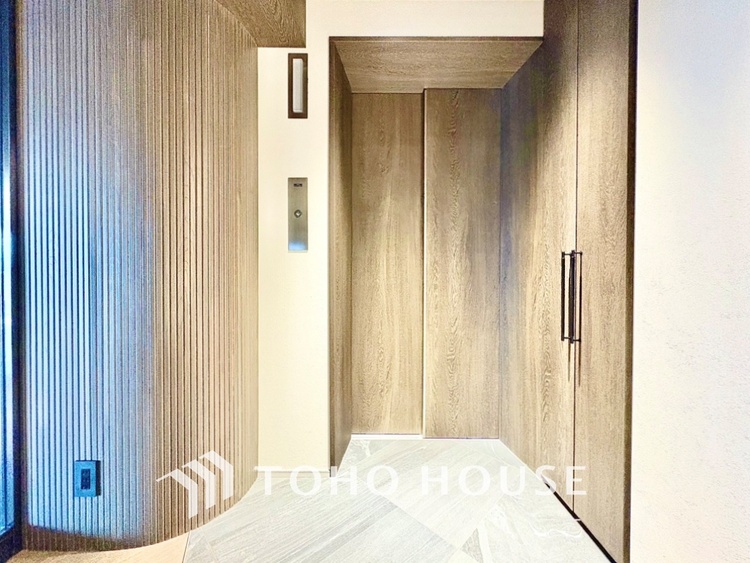 玄関 最上階の部屋直結のエレベータ。ルームキーがないと最上階を押せないので、セキュリティもバッチリ。