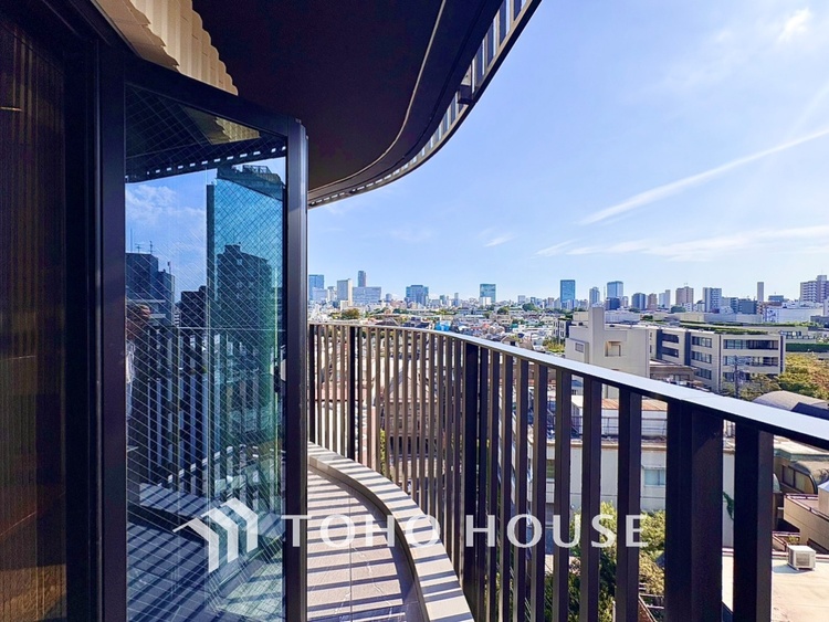 バルコニー ここからは空が遠くまで見える。紺碧、曇天、茜色。心もともに映り変わる。東京にもあったんだ。こんな景色が・・・。