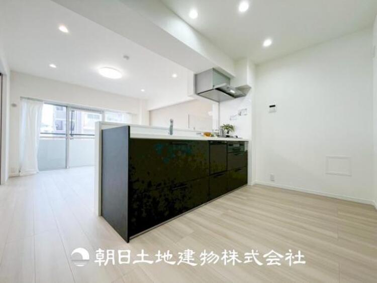 キッチン 【キッチン】仲良しなご夫婦、お子様、みんなでお料理ができる程の贅沢なスペースを実現したキッチンとなっております。みんなで作った料理を召し上がりながらの会話は盛り上がること間違いなしです。