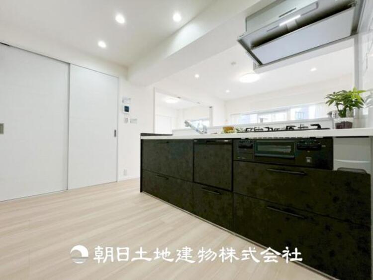 キッチン 【キッチン】日々の生活における家事の動線やリビングとの往来のしやすさに配慮し、お食事の準備や後片付けなどの家事を少しでも楽にするキッチンスペースを目指しました。毎日使う場所だからこそ。ストレスなく使えて、居心地が良くないといけないと思います。