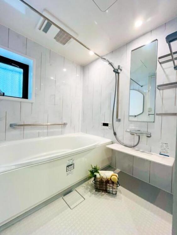 風呂 【浴室】ゆったりと寛げる広々バスで足を伸ばしてリラックス。　最新のユニットバスは設備も充実です。