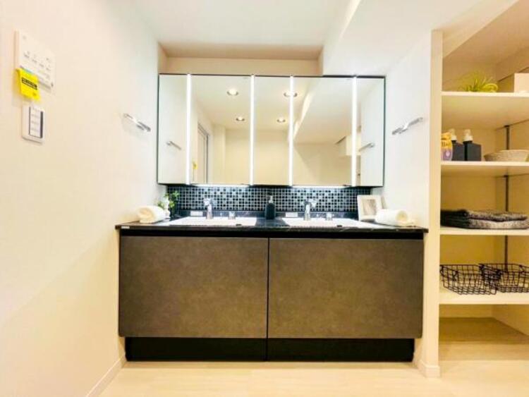 洗面 【洗面・脱衣所】普段は人目につかないスペースにもこだわりを。つくり手の気持ちを『心』がつたわります。