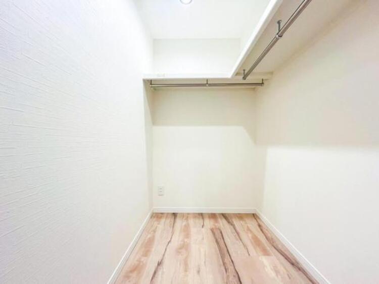 収納 【WIC】大きな収納力を持ち複数で共有して使うこともでき、奥様が独り占めすることも可能です。足元には小さめの物入れを設置すると収納力がよりUP