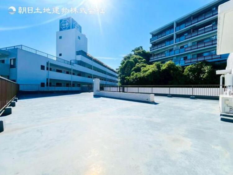 バルコニー 【 ルーフバルコニー 】広いルーフバルコニーは青空を肌で感ます。お庭のかわりにも出来そうです！