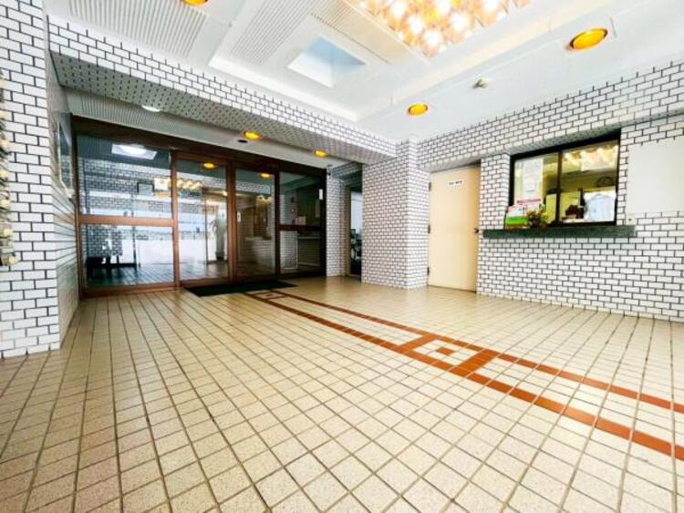 エントランス 【エントランス】重厚感の溢れるエントランスはマンションの顔！帰宅時、来客時に誇れる空間を演出します！