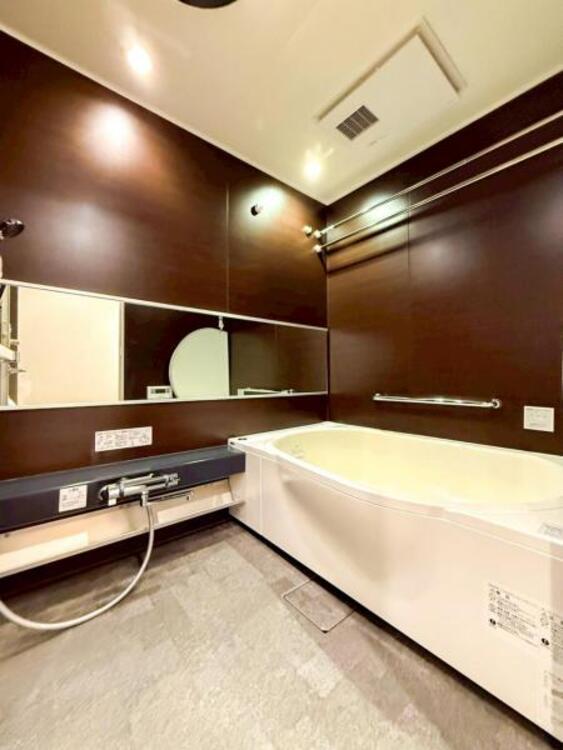 風呂 【浴室】ゆったりと寛げる広々バスで足を伸ばしてリラックス。　最新のユニットバスは設備も充実です。