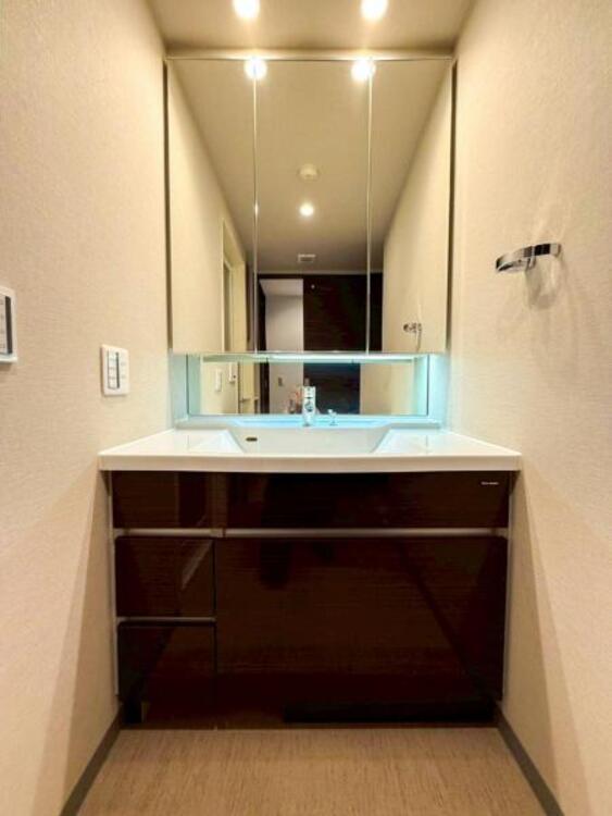 洗面 【洗面・脱衣所】普段は人目につかないスペースにもこだわりを。つくり手の気持ちを『心』がつたわります。