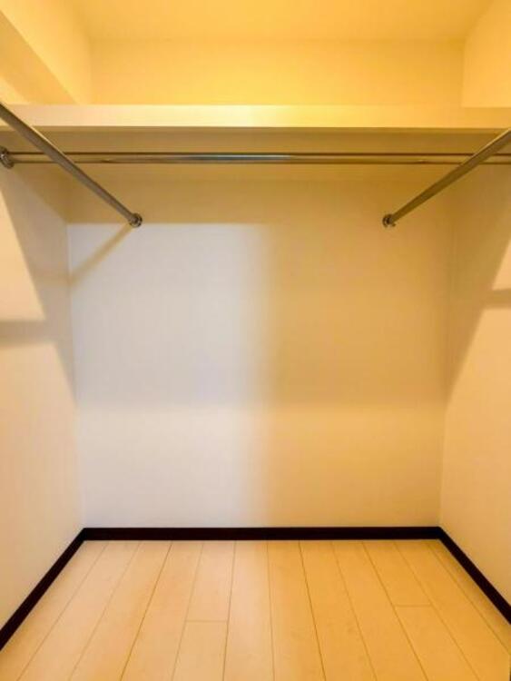 収納 【収納】適材適所に設けた収納は、奥行きもあり多くの物の収納が可能です。扉を閉めるとパッと隠すことができるので、いつでも室内が整理整頓でき気持ちのいい空間として使えます!