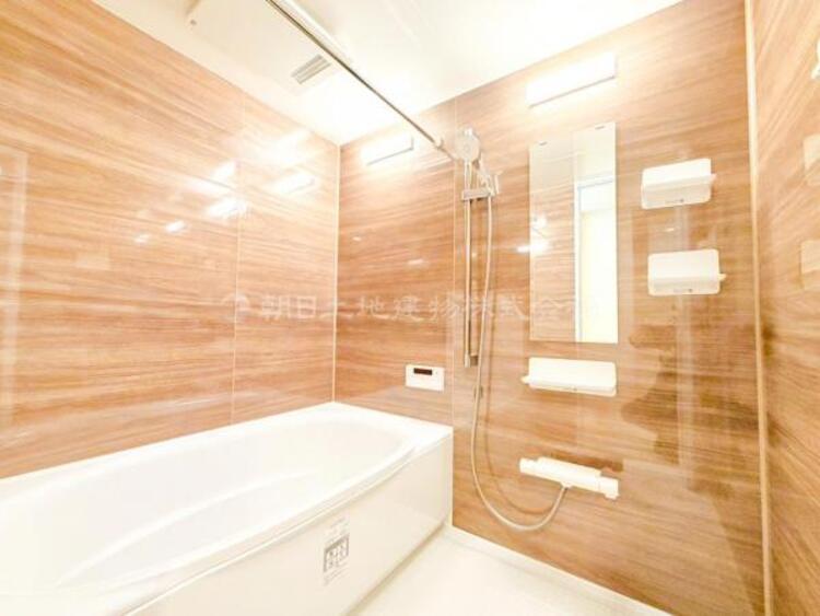 風呂 【浴室】ゆったりと寛げる広々バスで足を伸ばしてリラックス。　最新のユニットバスは設備も充実です。 