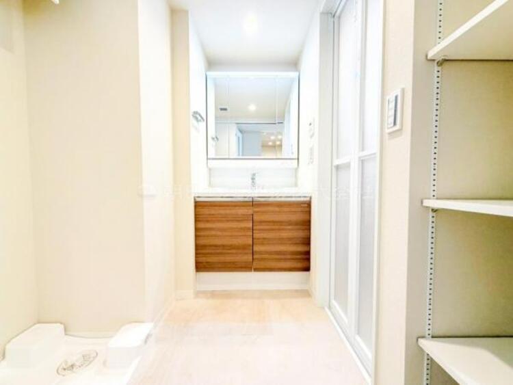 洗面 【洗面・脱衣所】使用頻度の高い場所だからこそ便利な空間に。多人数での使用も考えた便利な空間です 