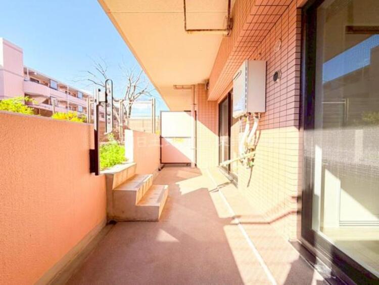 バルコニー 【バルコニー】太陽の光と爽やかな風でお洗濯物は気持ちいいです。 