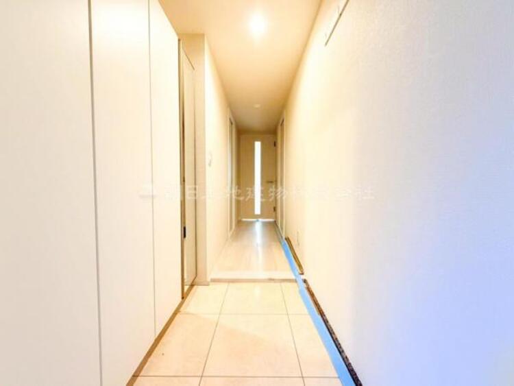 その他 【玄関】お出かけの際に小さなお子様のいるご家庭でもゆったりと靴を履かせて上げることができます。大きな荷物や抱っこしながらでもスムーズに出入り可能なストレスの少ない玄関です。 