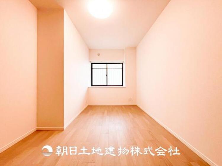 内装 【居室】爽やかな空間演出とセンス良く纏められた室内は良質な寛ぎ空間。そこで暮らす大切な人達のことを考え造りこんだ空間は日々の生活に安らぎを与えてくれます。