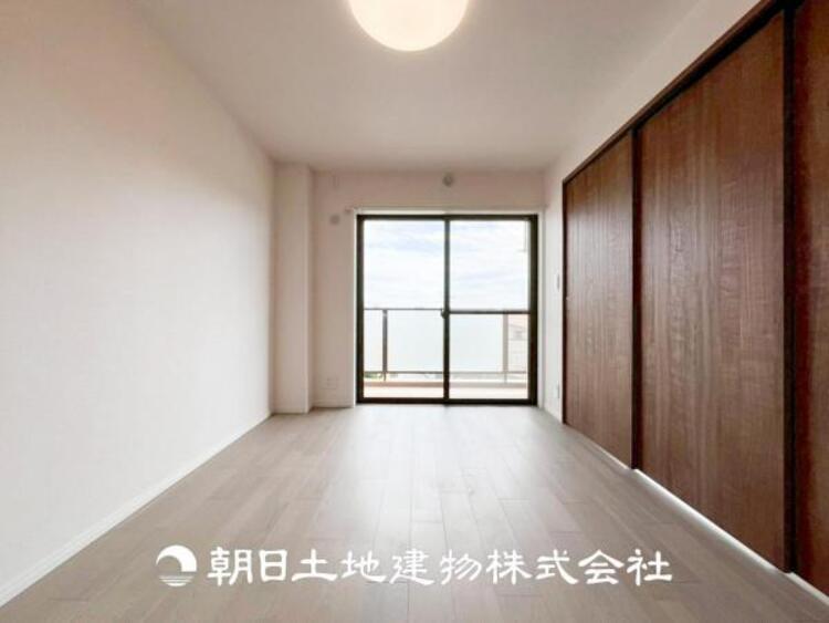 内装 【居室】大切な家族一人ひとりの大切な個別空間。趣味・感性で個性的に飾って頂けるようシンプルに仕上げてあります。自分時間を充実させながら心豊かなひとときを過ごすための大切な空間。