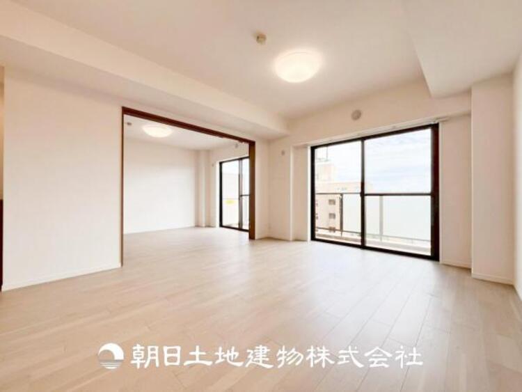 居間 【リビング】1日の中で最も長い時間を過ごすことになるリビングだからこそ、いつも笑顔があふれる空間であるように。広々とした空間から幸せな未来を。