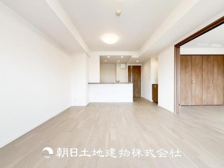 居間 【リビング】リビングにはみんなが集い、食事や楽しい会話が始まる。話に夢中になりすぎて、ついつい時を忘れてしまう。そんな束の間の幸せを感じさせてくれる場所。