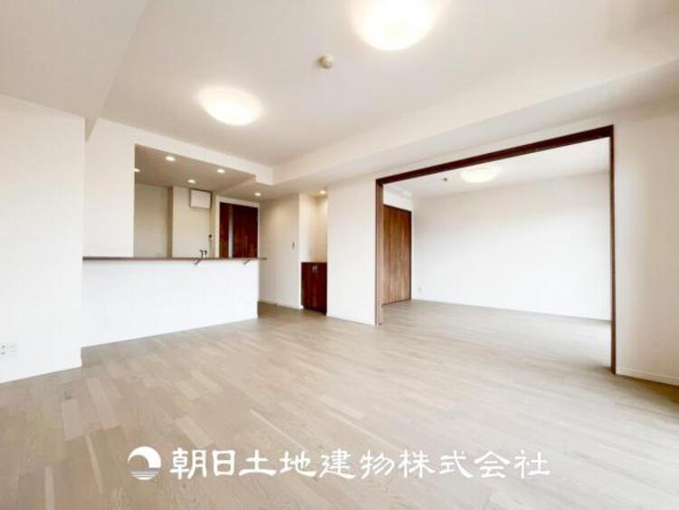 居間 【リビング】大切なご家族、招いた友人と過ごすひと時を溢れる光が優しく包み込む空間。大切な人とともに、心穏やかに過ごすひととき。家族との時間、自分の時間を大切にできる空間を作りました。