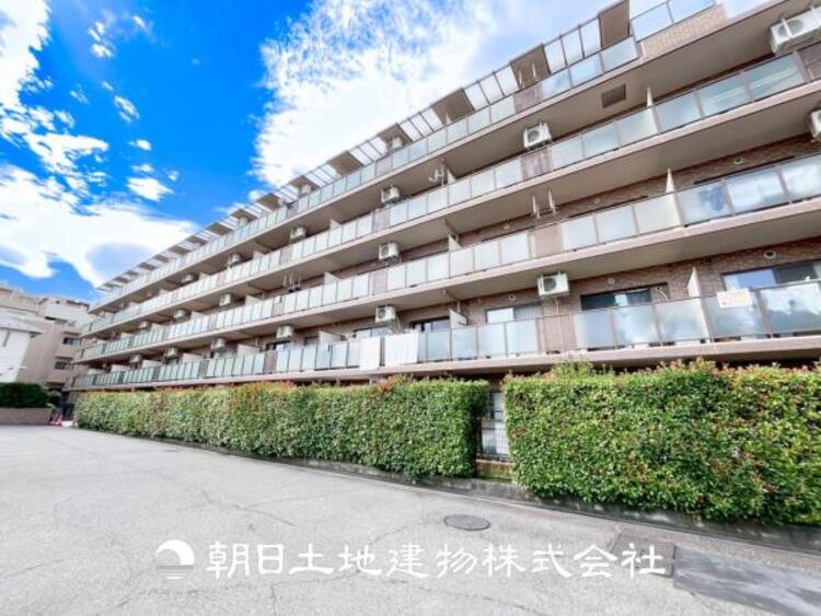 外観 【外観写真】表現された空間はたくさんの光を浴び、風を感じ、暮らしの時間を豊かにしてくれます。デザインされた空間と競い合うかのような充実した建物と共に大切な家族の思い出を刻んでいきます。