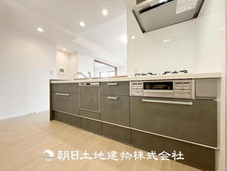 キッチン 【キッチン】住宅の主役でもあり、日常生活を過ごす上で重要な水回りでもあるからこそ機能性・デザイン性に拘りました。お掃除のしやすいシステムキッチンを設置しました。