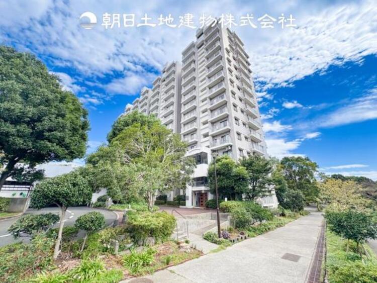 外観 時間のゆとりと空間、暖かな陽光がもたらす光と風を独占してください。