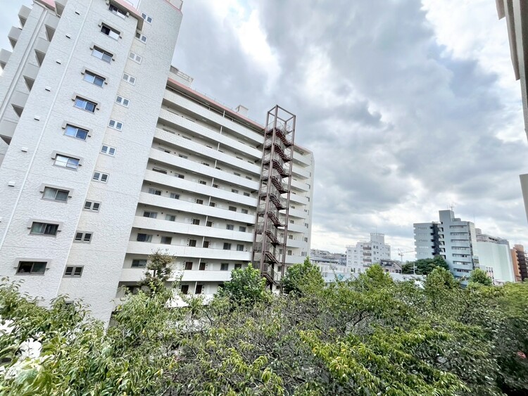 バルコニー 頬をなでる、優しい風を感じることが出来ます。