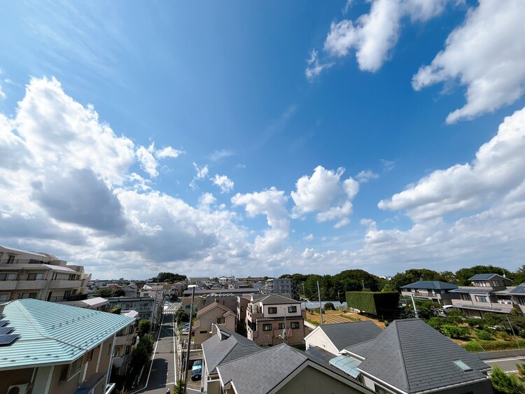 バルコニー 窓を開けると広がる青空。心をリフレッシュして日々を過ごしていきましょう。