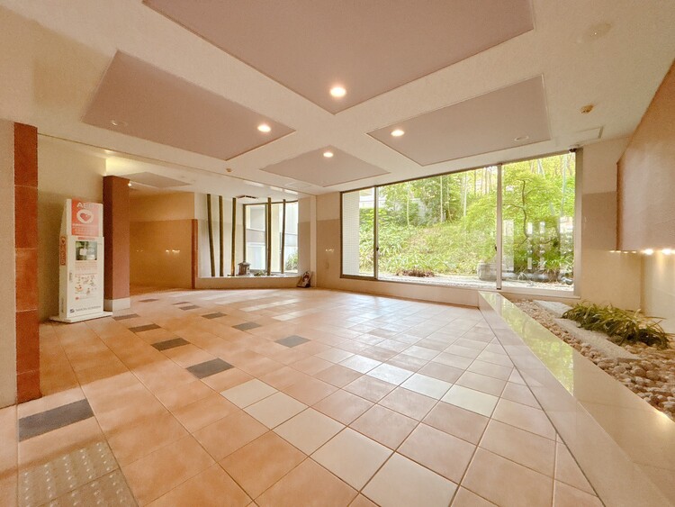 エントランス エントランス内部は、管理が行き届き清潔な共有スペースとなっています。