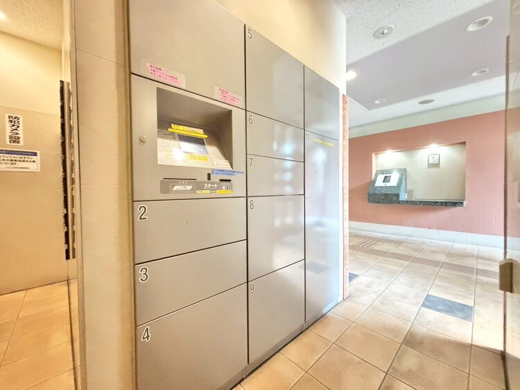 設備 外出中に活躍してくれる宅配ボックスが設置されています。家で宅配物を待たなくて済みますね。