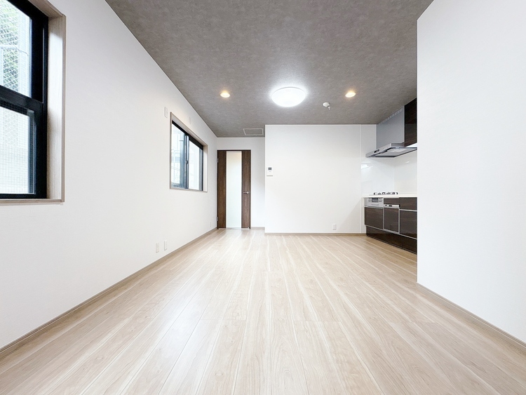 居間 忙しく過ぎゆく日常を置き去るほど、ゆったりした時間が流れるリビング。