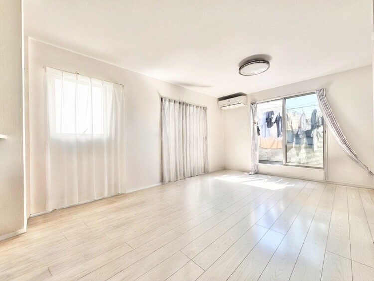 居間 忙しく過ぎゆく日常を置き去るほど、ゆったりした時間が流れるリビング。