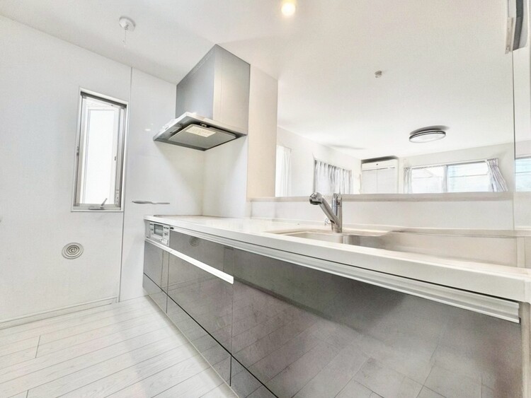 キッチン スマートな意匠と充実の機能を備えたキッチンが、暮らしにおいしい彩りを添えます。