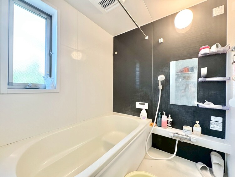 風呂 一日の疲れを癒すバスルームは、心地よいリラックスを叶える清潔感溢れる空間です。