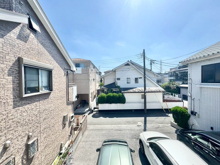 バルコニー 窓を開けると広がる青空。心をリフレッシュして日々を過ごしていきましょう。