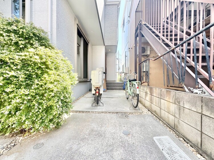 駐車場 本物件の駐車スペースです。車種制限のある場合もございますので、お気軽にお問い合わせくださいませ。