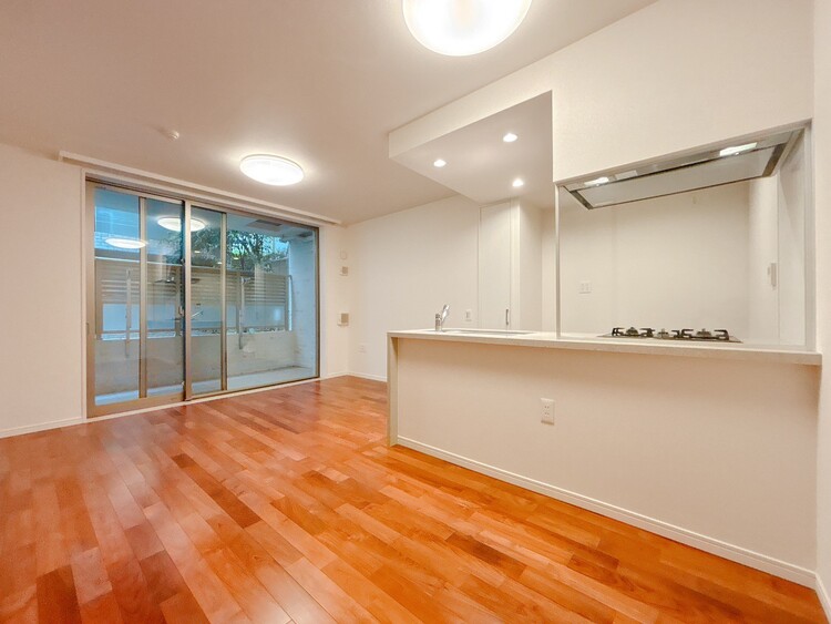 居間 忙しく過ぎゆく日常を置き去るほど、ゆったりした時間が流れるリビング。