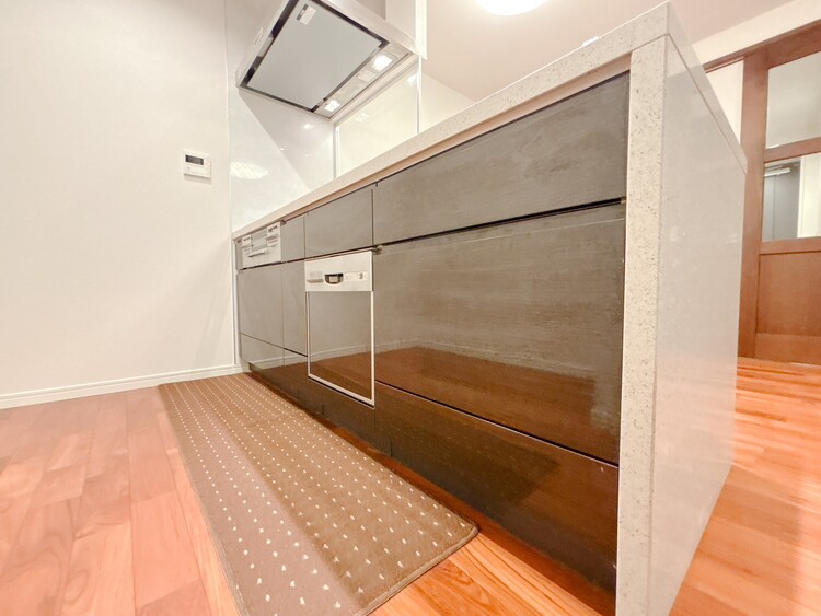 キッチン スマートな意匠と充実の機能を備えたキッチンが、暮らしにおいしい彩りを添えます。