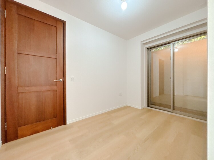 寝室 ベッドも十分に設置するスペースがあります。