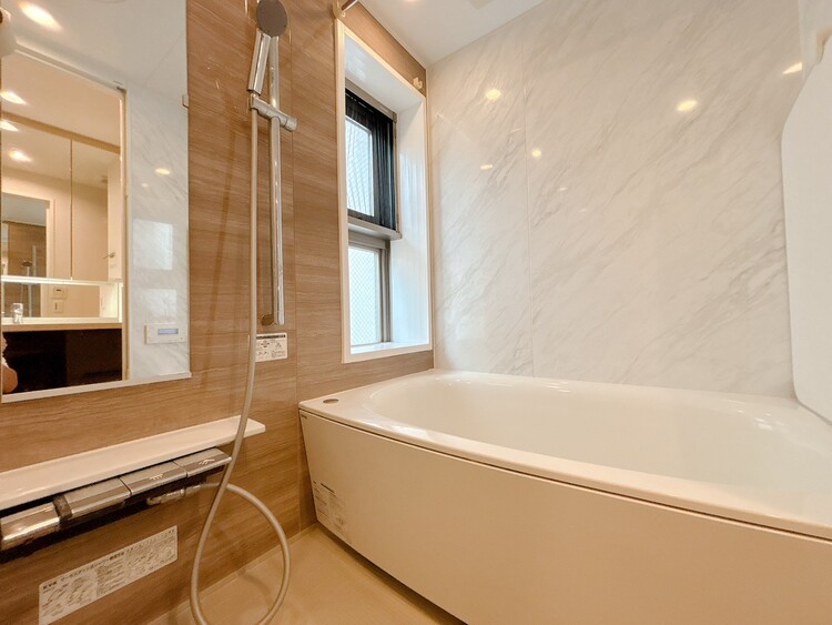 風呂 一日の疲れを癒すバスルームは、心地よいリラックスを叶える清潔感溢れる空間です。