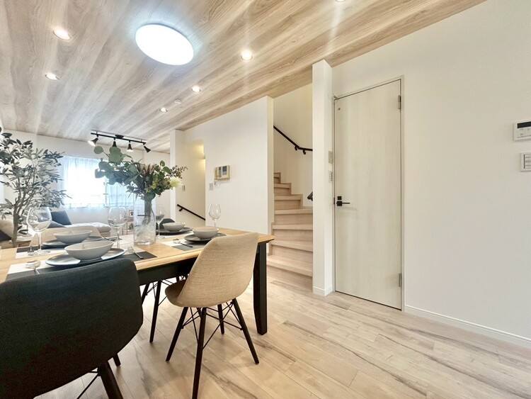 居間 忙しく過ぎゆく日常を置き去るほど、ゆったりした時間が流れるリビング。