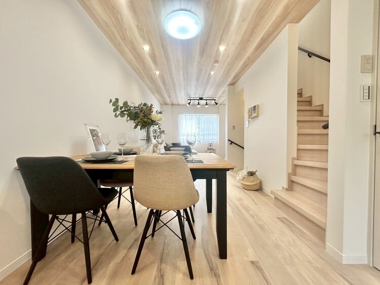 居間 居心地の良い空気感は、暮らしのステージを彩り、心からのやすらぎと満足感を与えてくれます。