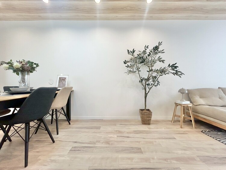 居間 飾り過ぎないシンプルな内装と偏り過ぎないデザインで統一しました。