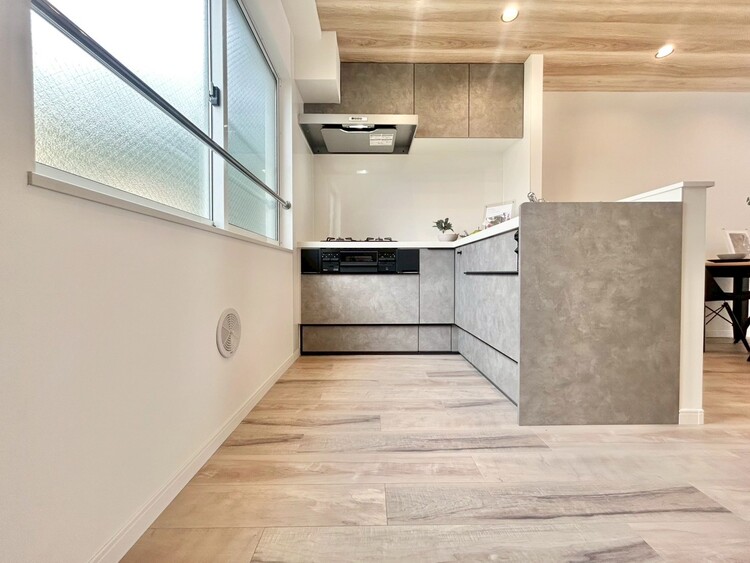 キッチン スマートな意匠と充実の機能を備えたキッチンが、暮らしにおいしい彩りを添えます。