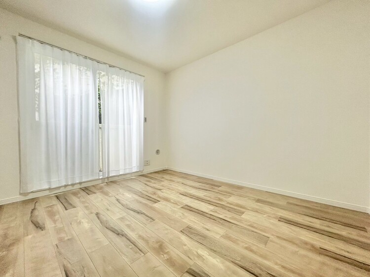 寝室 ベッドも十分に設置するスペースがあります。