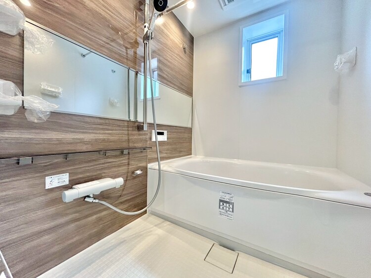 風呂 一日の疲れを癒すバスルームは、心地よいリラックスを叶える清潔感溢れる空間です。