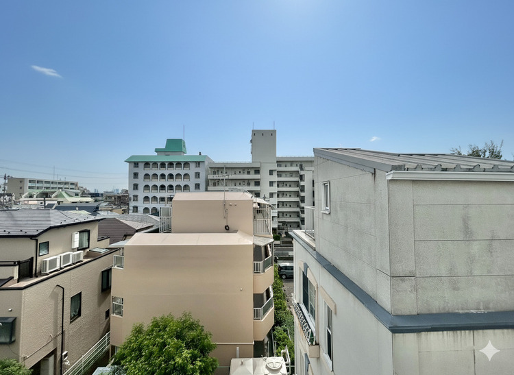 バルコニー 窓を開けると広がる青空。心をリフレッシュして日々を過ごしていきましょう。