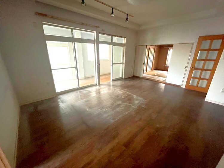 居間 快適に過ごす毎日を求めて、暮らしの中でご自身の「マイホーム」に創り上げてください。